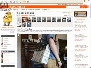 Come farsi una borsa coi vecchi floppydisc uniti fra loro con semplici anelle.