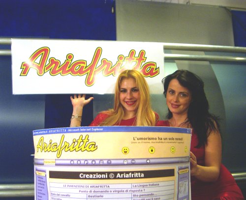 Silvia e Isabella intente a pubblicizzare il nostro prodotto!