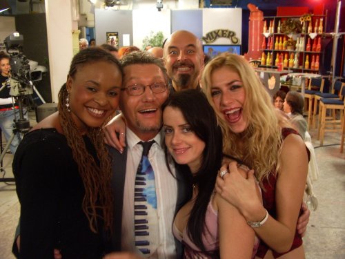 Con Luna, Isa B, Silvia e... l'inserimento maldestro del comico Andrea Poltronieri.